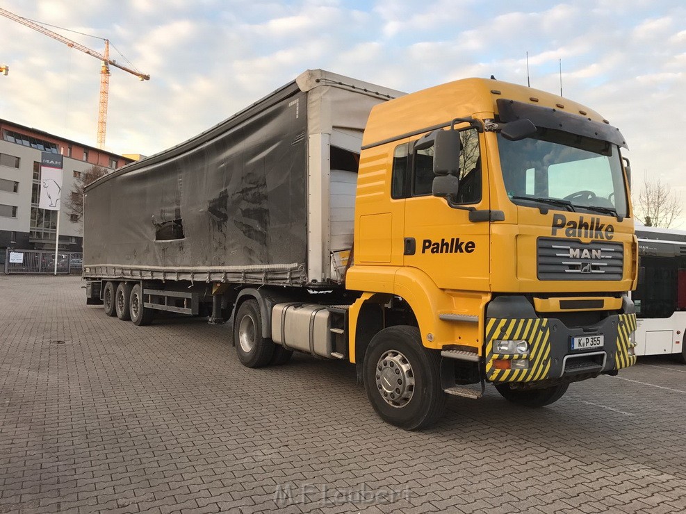 LKW Ladung verschoben A 3 Rich Oberhausen Hoehe AS Koeln Dellbrueck SP P46.jpg